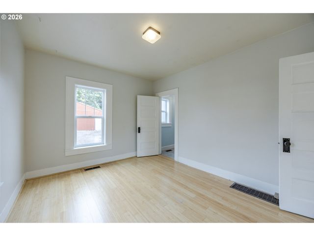 1270 SUMMER St Ne, Salem, OR 97301