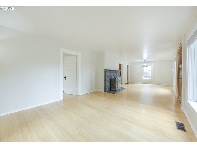 1270 SUMMER St Ne, Salem, OR 97301