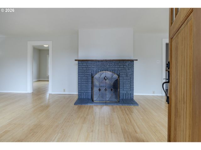 1270 SUMMER St Ne, Salem, OR 97301