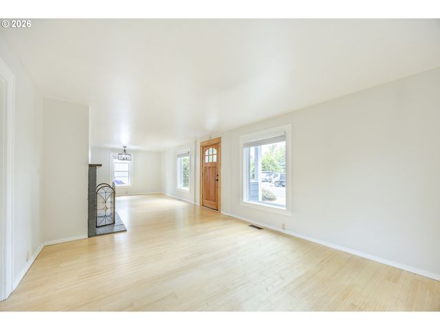 1270 SUMMER St Ne, Salem, OR 97301