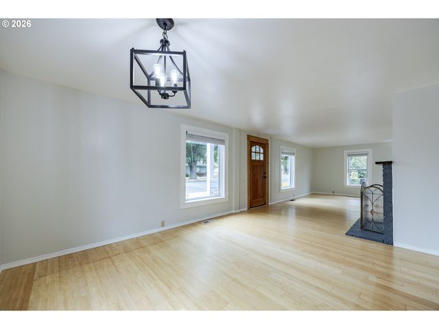 1270 SUMMER St Ne, Salem, OR 97301