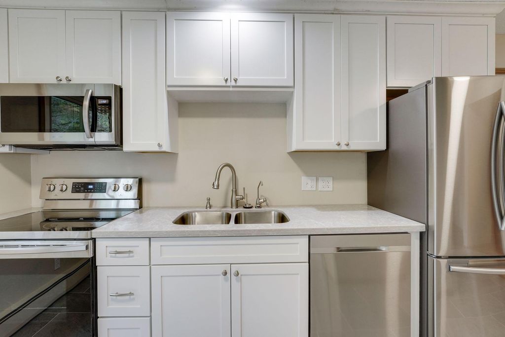 305-307 Reno Street, Wayzata, MN 55391 — photo 2