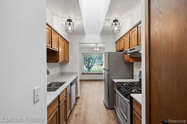 1925 Country Lane, Lake Orion, MI 48360