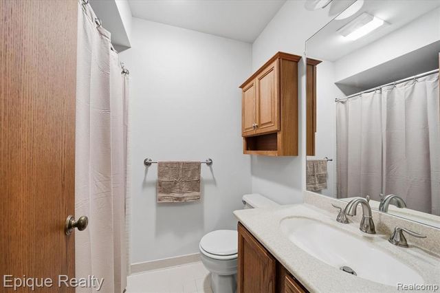 1925 Country Lane, Lake Orion, MI 48360