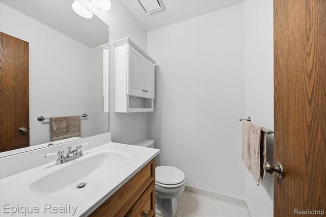 1925 Country Lane, Lake Orion, MI 48360