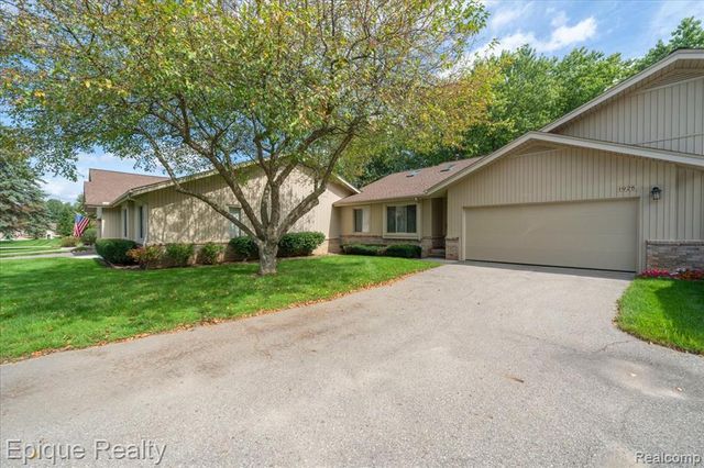 1925 Country Lane, Lake Orion, MI 48360