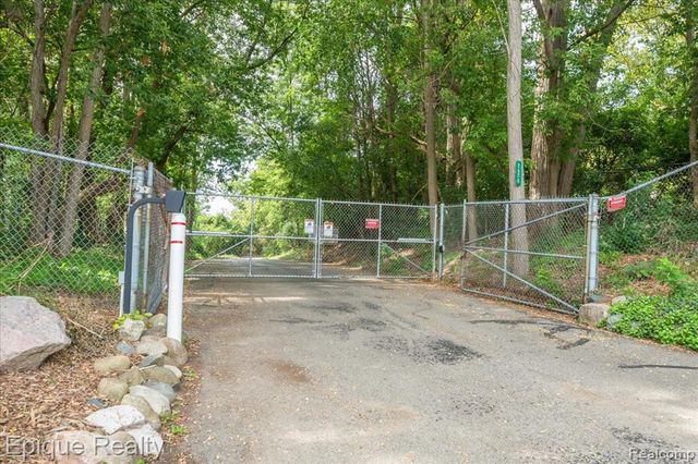 1925 Country Lane, Lake Orion, MI 48360