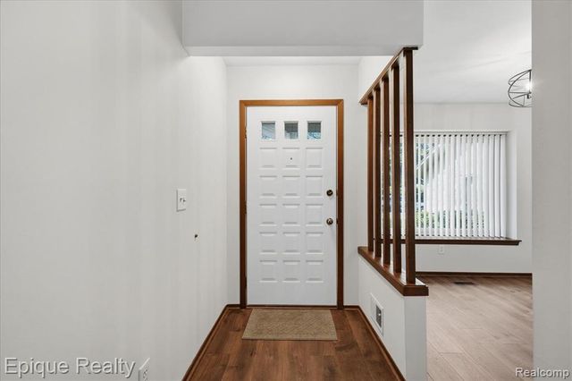1925 Country Lane, Lake Orion, MI 48360