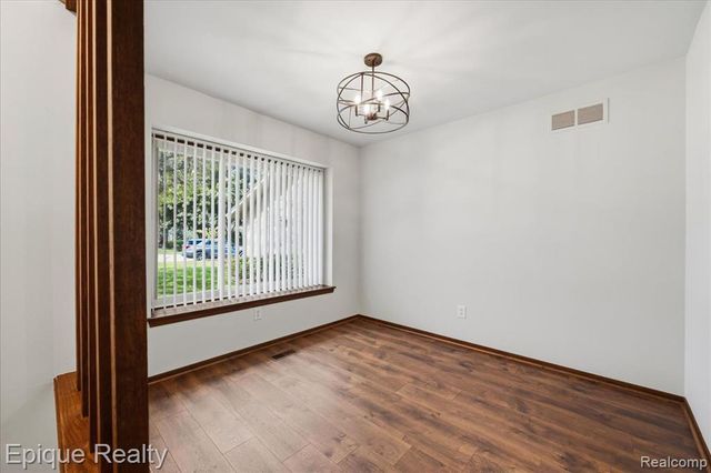 1925 Country Lane, Lake Orion, MI 48360