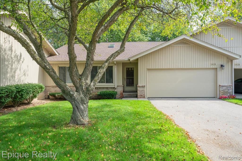 1925 Country Lane, Lake Orion, MI 48360