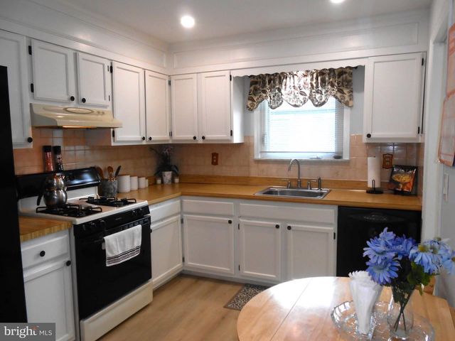 46 WOODSTOCK DR, Toms River, NJ 08757