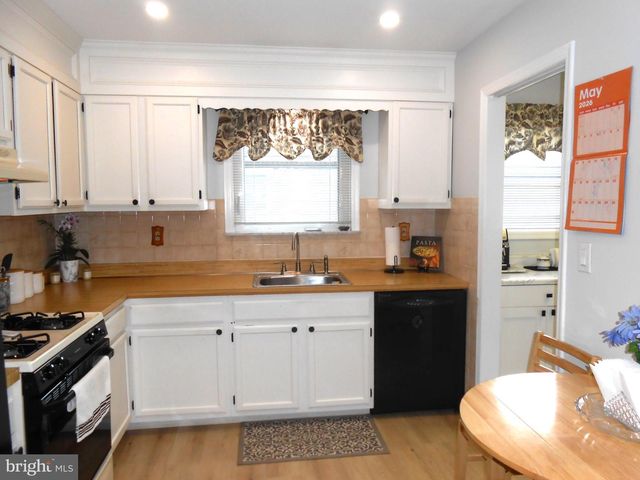 46 WOODSTOCK DR, Toms River, NJ 08757