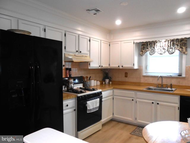 46 WOODSTOCK DR, Toms River, NJ 08757