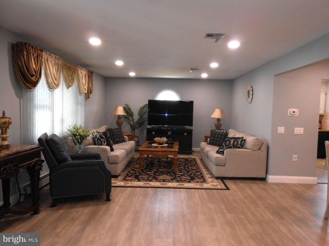 46 WOODSTOCK DR, Toms River, NJ 08757
