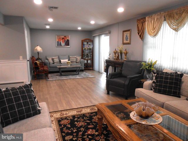 46 WOODSTOCK DR, Toms River, NJ 08757