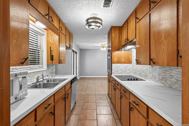 138 Bobolink Dr, New Braunfels, TX 78130