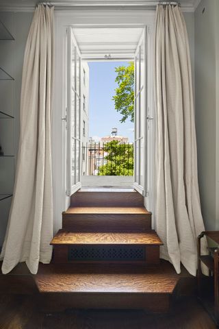 26 WASHINGTON Square N, New York City, NY 10011