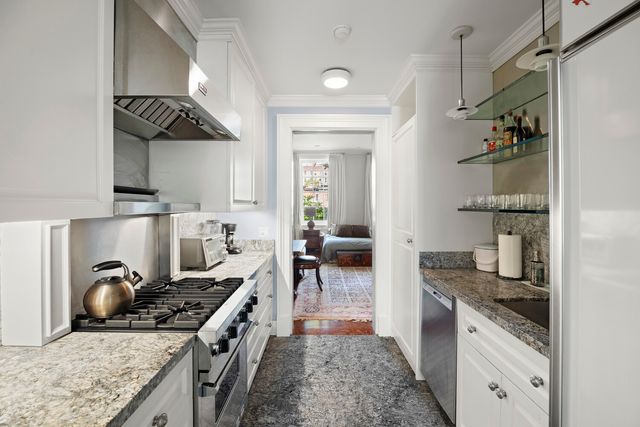 26 WASHINGTON Square N, New York City, NY 10011