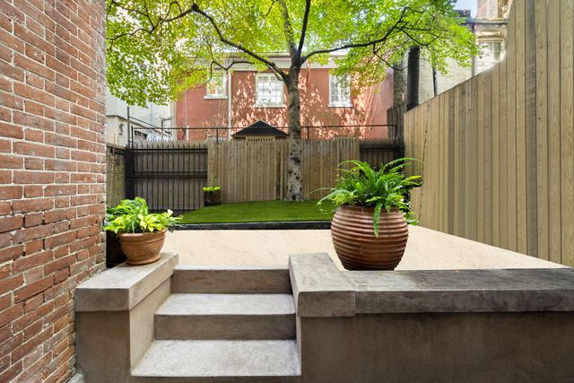 26 WASHINGTON Square N, New York City, NY 10011