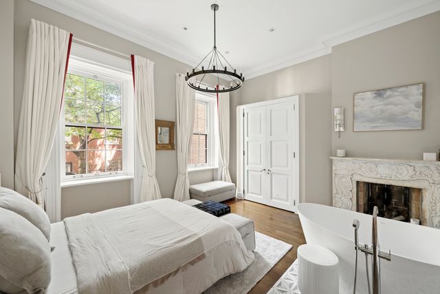 26 WASHINGTON Square N, New York City, NY 10011