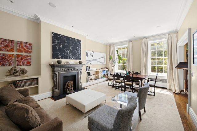 26 WASHINGTON Square N, New York City, NY 10011