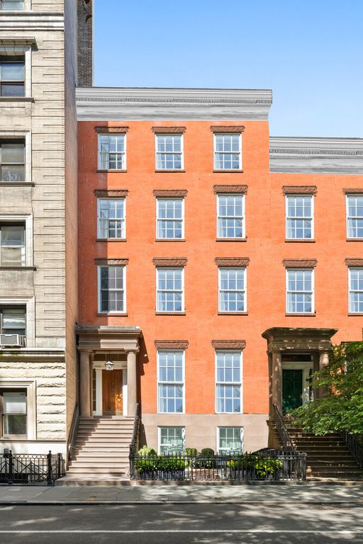 26 WASHINGTON Square N, New York City, NY 10011