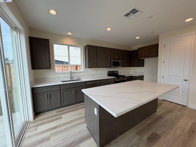 1300 Sunningdale Lane, Fairfield, CA 94533