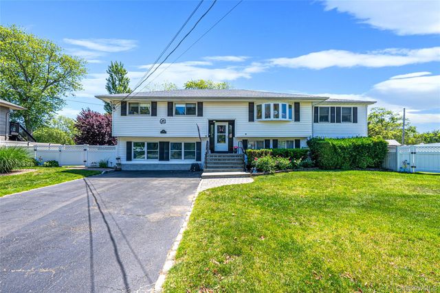 20 Rochelle Court, Amityville, NY 11701