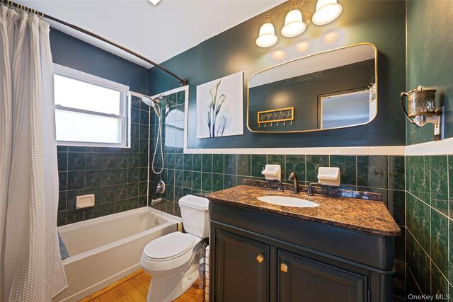 20 Rochelle Court, Amityville, NY 11701