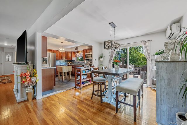 20 Rochelle Court, Amityville, NY 11701