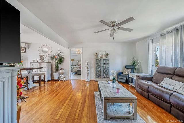 20 Rochelle Court, Amityville, NY 11701