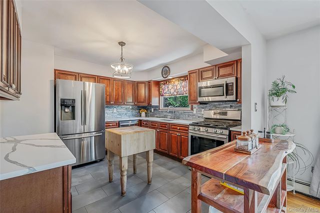 20 Rochelle Court, Amityville, NY 11701