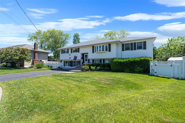 20 Rochelle Court, Amityville, NY 11701
