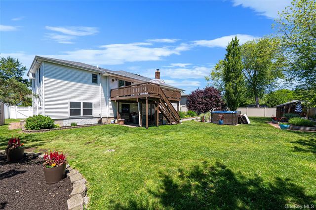 20 Rochelle Court, Amityville, NY 11701