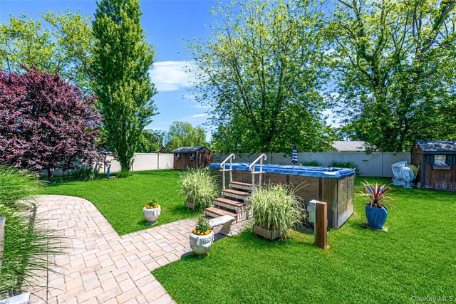 20 Rochelle Court, Amityville, NY 11701