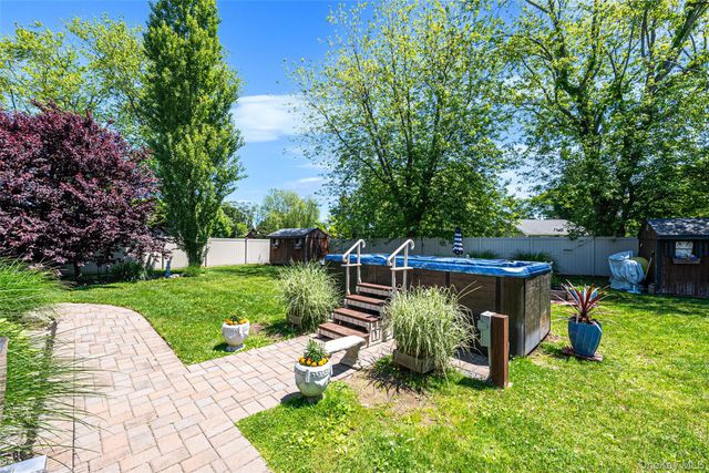 20 Rochelle Court, Amityville, NY 11701