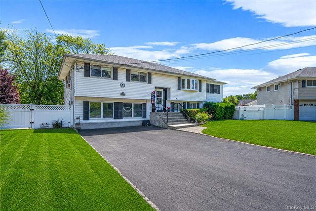 20 Rochelle Court, Amityville, NY 11701