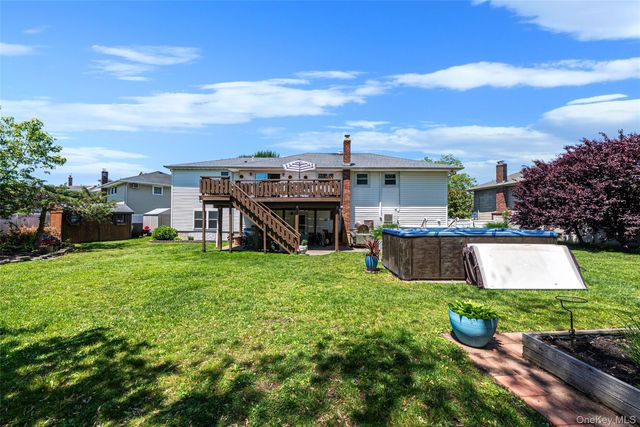 20 Rochelle Court, Amityville, NY 11701