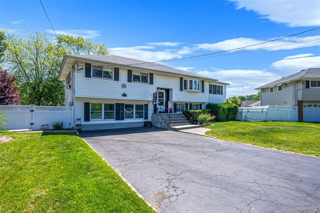 20 Rochelle Court, Amityville, NY 11701