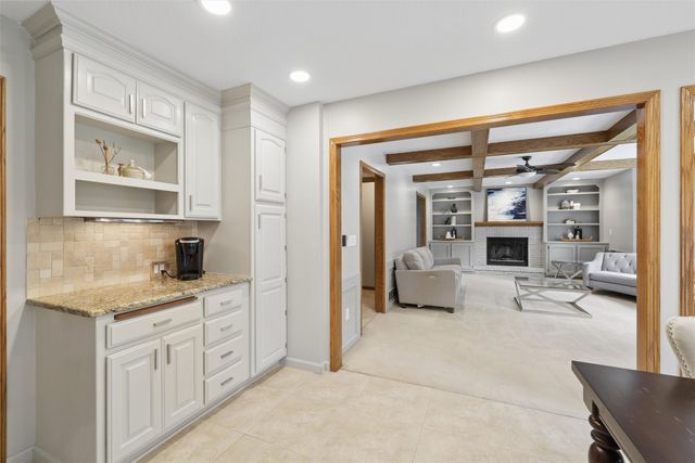 6492 N Winwood Drive, Johnston, IA 50131