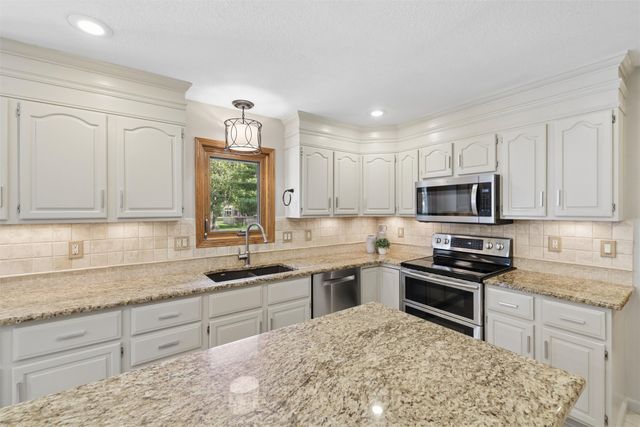 6492 N Winwood Drive, Johnston, IA 50131
