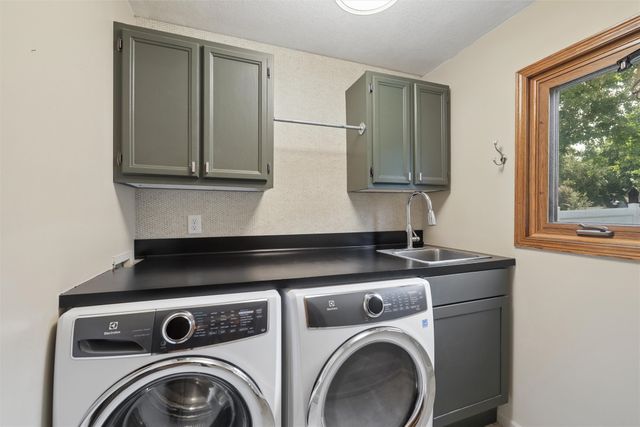6492 N Winwood Drive, Johnston, IA 50131