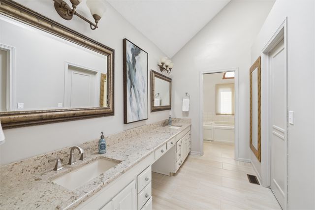 6492 N Winwood Drive, Johnston, IA 50131