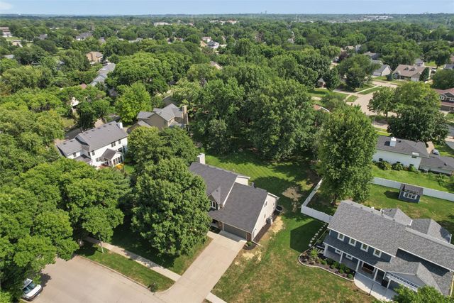 6492 N Winwood Drive, Johnston, IA 50131