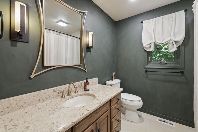 6492 N Winwood Drive, Johnston, IA 50131