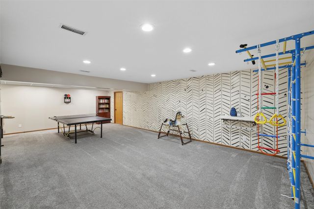 6492 N Winwood Drive, Johnston, IA 50131