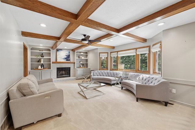 6492 N Winwood Drive, Johnston, IA 50131