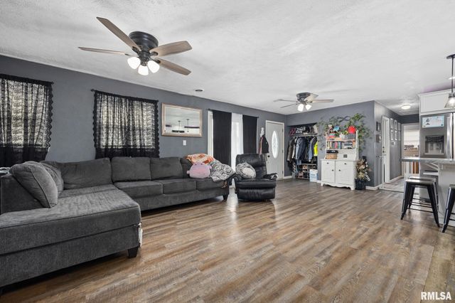 2236 E LINNHILL Lane, Washington, IL 61571