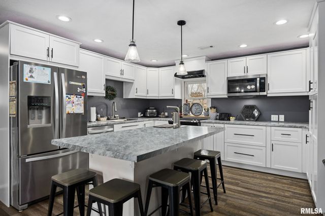 2236 E LINNHILL Lane, Washington, IL 61571