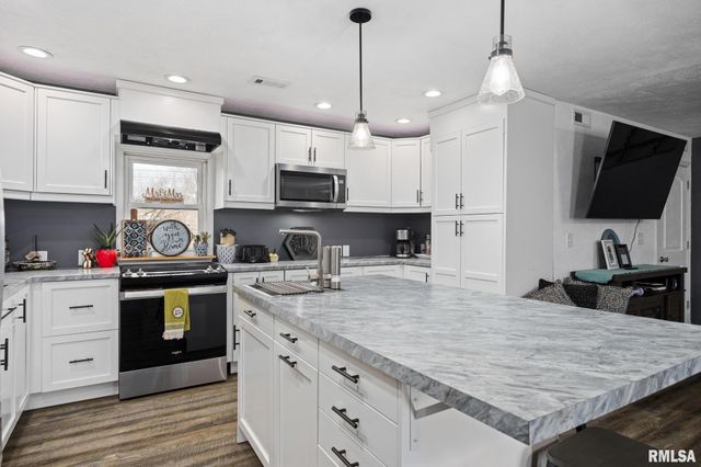 2236 E LINNHILL Lane, Washington, IL 61571